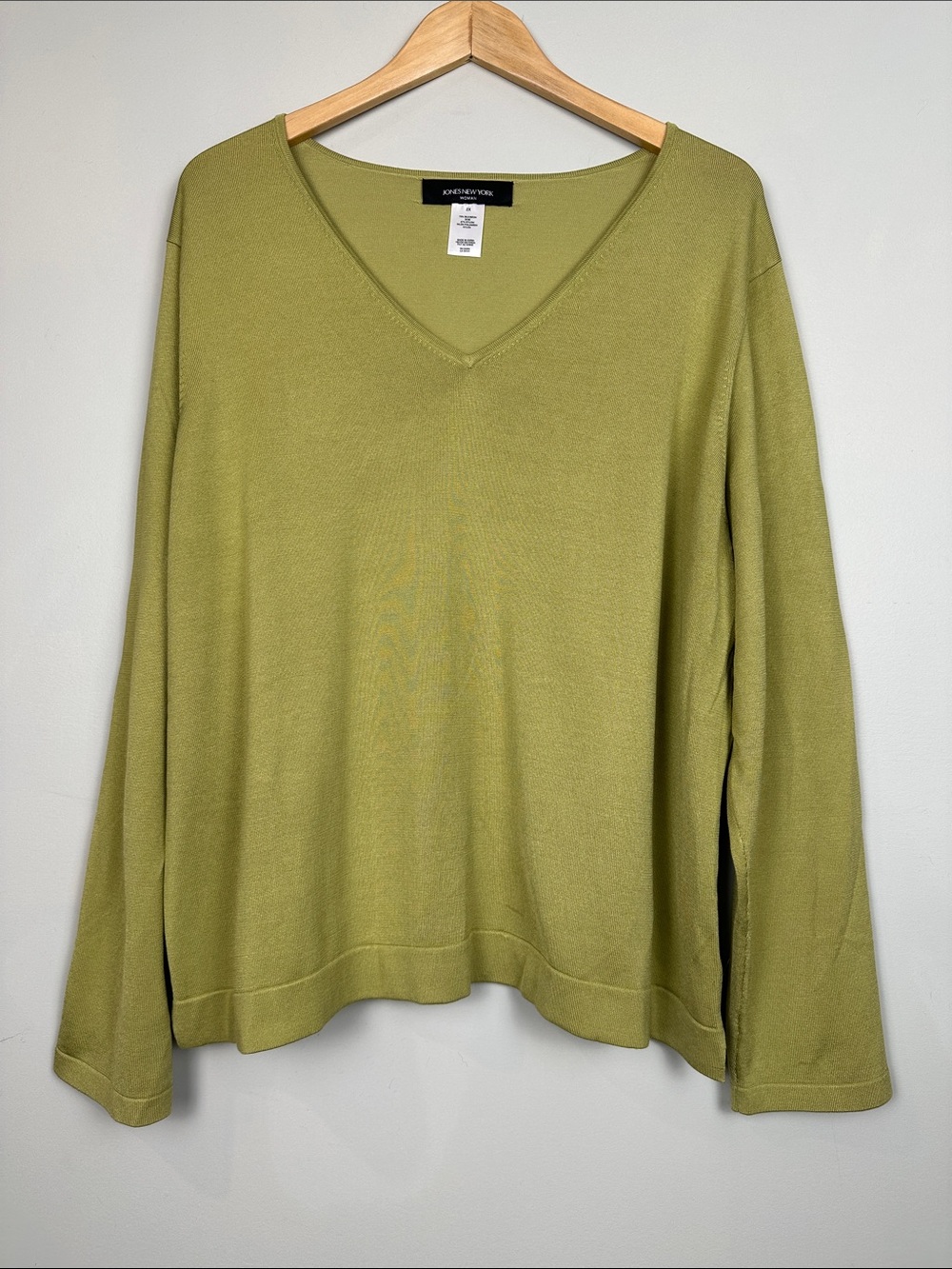 224. Silk Jones, New York V-neck long sleeved top V-neck sweater.